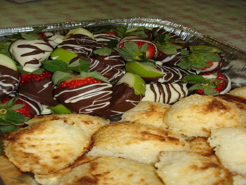 Kokosmakronen mit Früchten